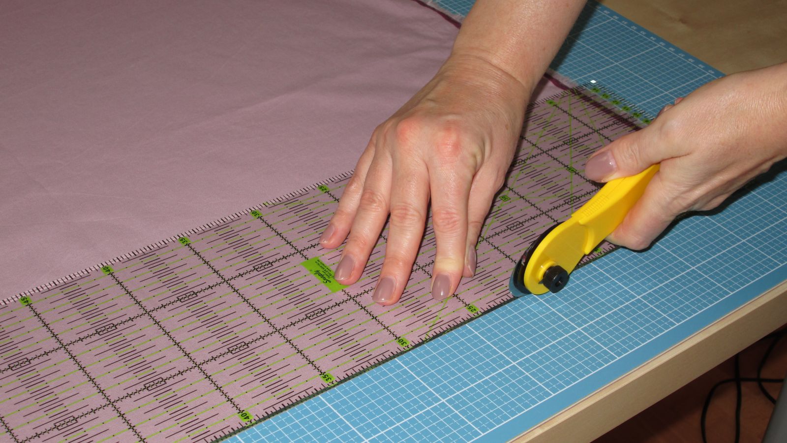7-rolling_cutter_yardage_cuttiing_quilt